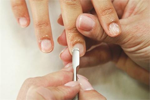 Upute o tome kako ukloniti nokte u kući