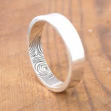 Natpis na vjenčani prsten simbol je vjernosti i ljubavi ili priznanja za modu?