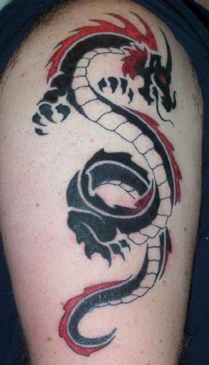 Simbol hrabrosti je muška tetovaža na ramenu